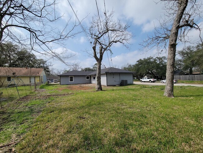 Building Photo - 301 Cypress St