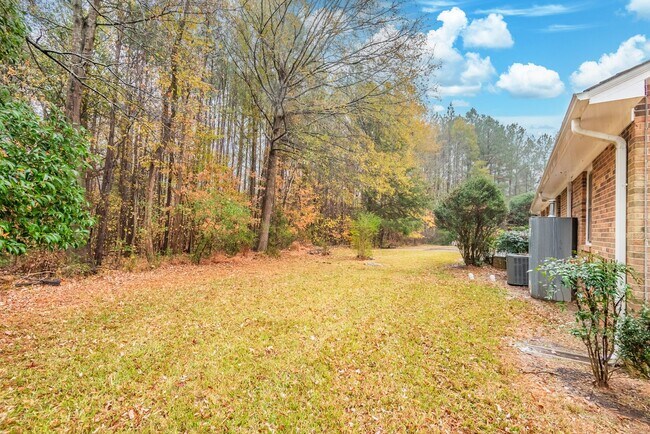 Building Photo - Available 5/9! Charming & Convenient Brick Ranch