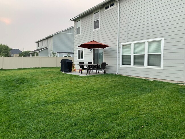 Building Photo - 4 bedrooms upstairs PLUS an OFFICE on the ...