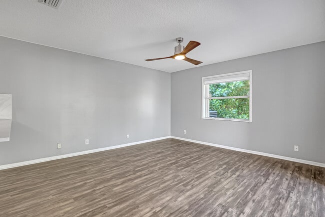 Building Photo - 3464 Commodore Ct