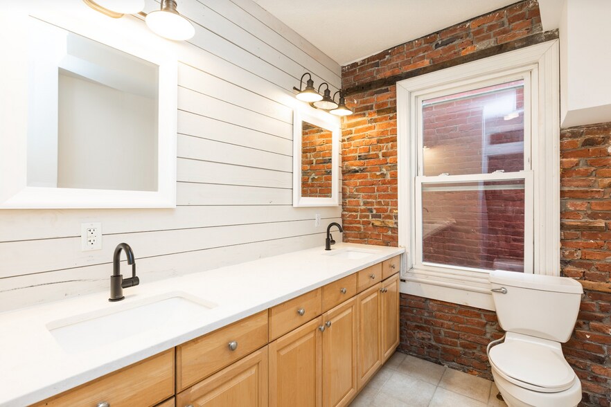 Building Photo - 132 S 20th St