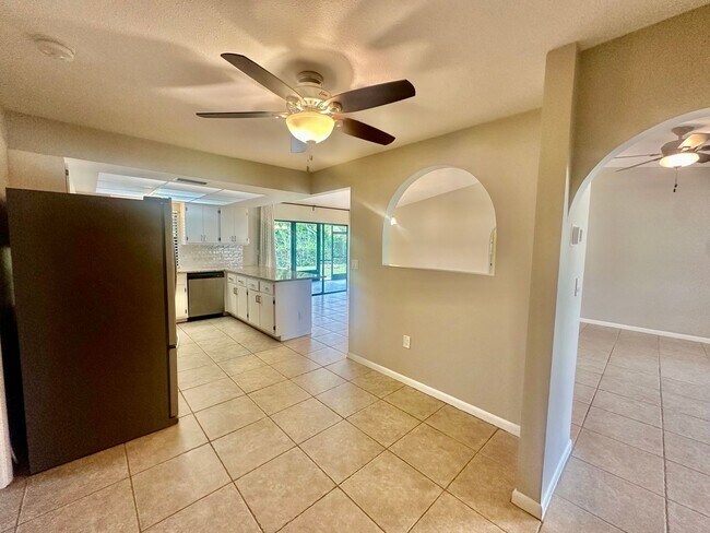 Building Photo - 3 Bedroom/ 2 Bath Fenced in Home for rent ...