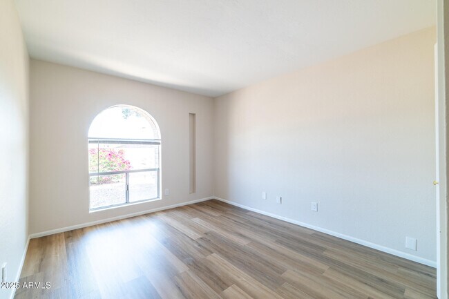Building Photo - 2847 E Acoma Dr