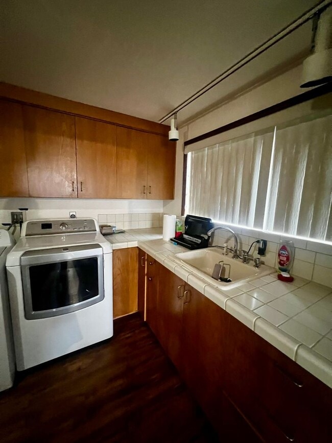Building Photo - 4079 Saltspring Dr