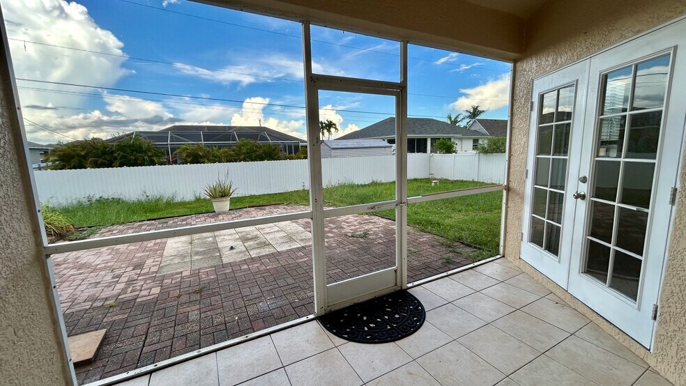 Building Photo - 2529 SW 11th Ct