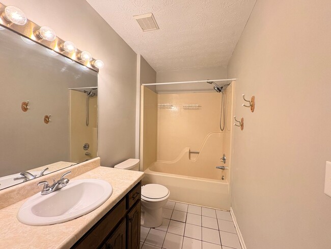 Building Photo - 901 Locke Dr