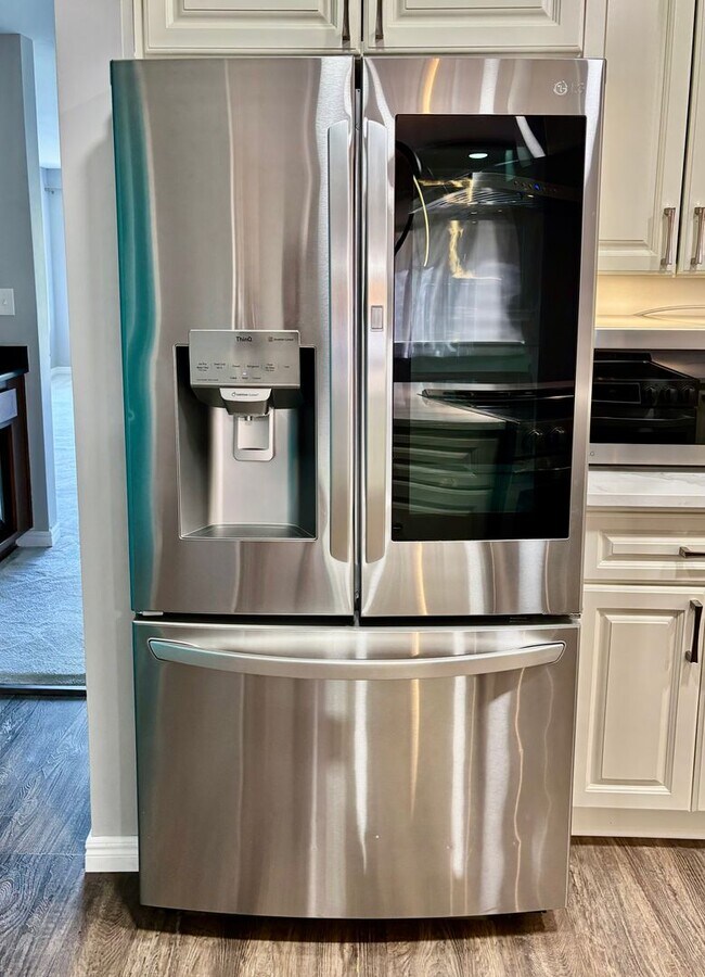 Building Photo - 2 Bed / 2 Bath updated Mercer Island condo $2,945/mo