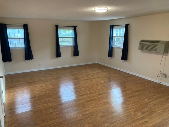 Building Photo - 238 N Crestwood Dr