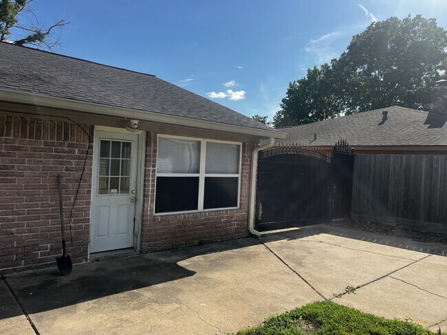 Building Photo - 12418 Plumbrook Dr