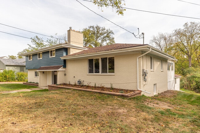 Building Photo - 1520 Traver Rd