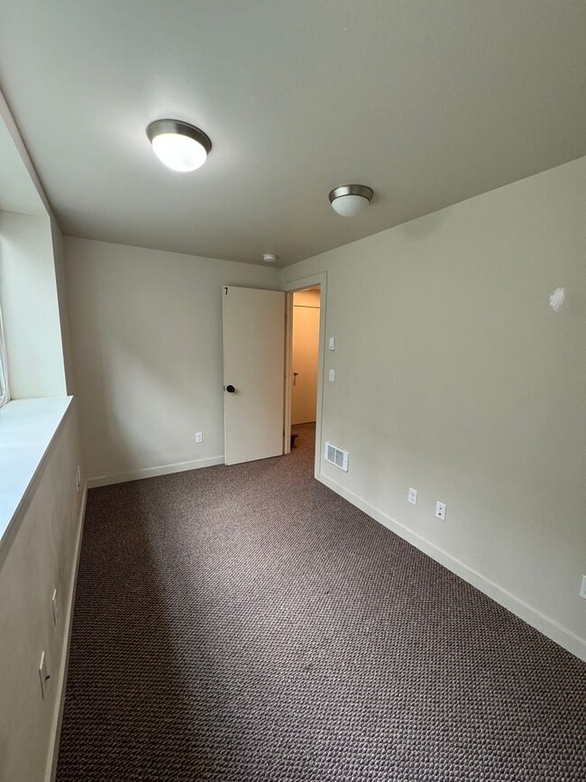 Building Photo - Spacious 9-Bedroom Home in Seattle’s Unive...