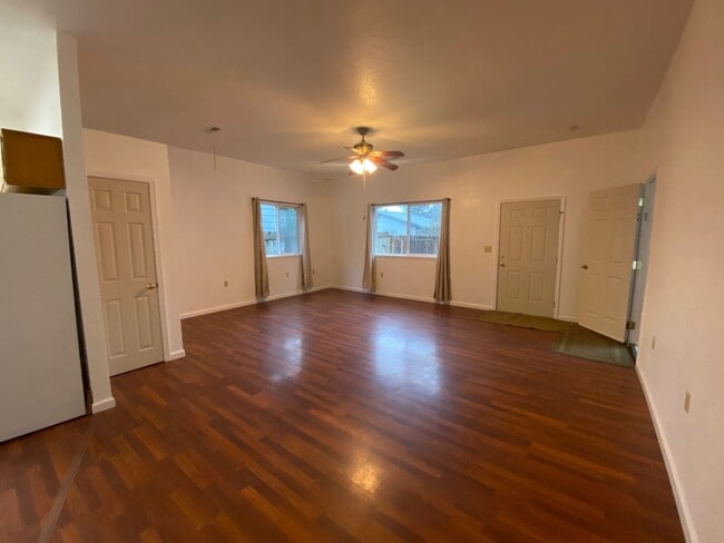 Building Photo - Sweet 2/1 McKinleyville house with garage and laundry