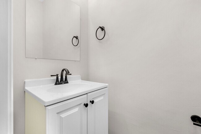 Building Photo - Charming 3-Bedroom with High Ceilings & Modern Updates