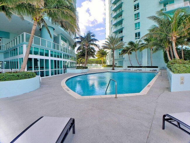 Building Photo - 1900 N Bayshore Dr