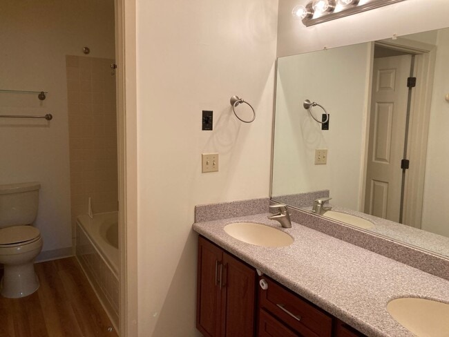 Building Photo - Beautifully kept (3) Bed, (2.5) Bath in Ea...