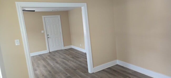 Building Photo - 955 Putnam St