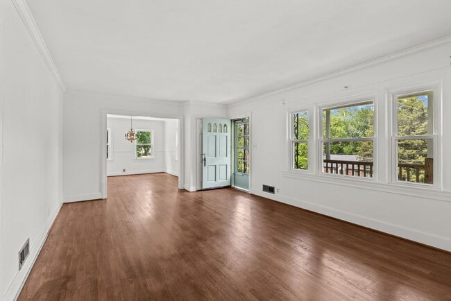 Building Photo - Beautifully Renovated 3 Bedroom 2.5 Bath H...