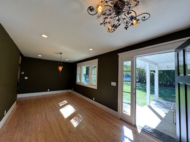 Building Photo - Gorgeous 5 bedroom, 4.5 bath, Westside Dan...