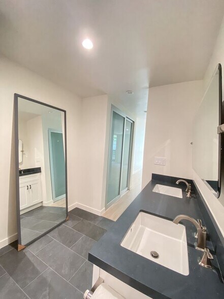 Building Photo - 848 Kings Rd