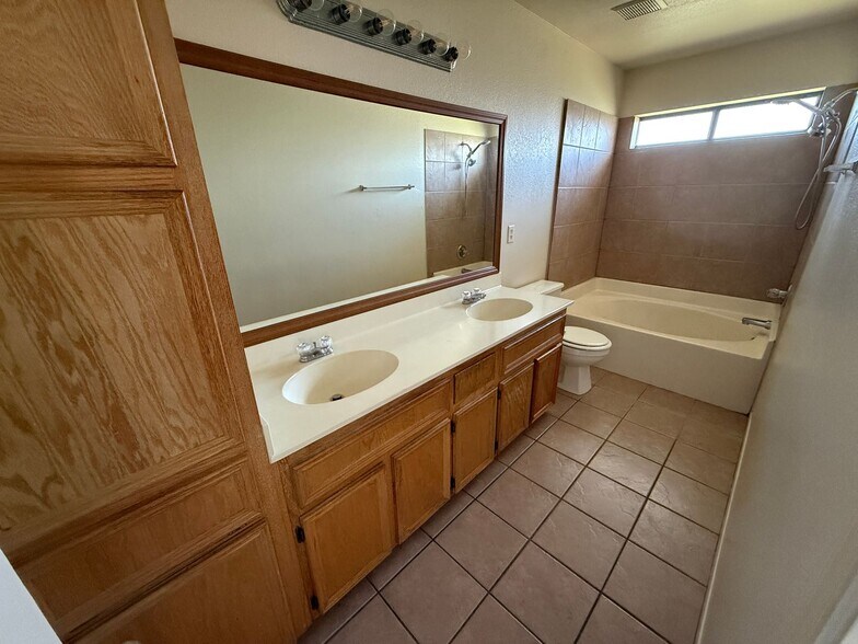 Building Photo - 1309 Nicholas Cir