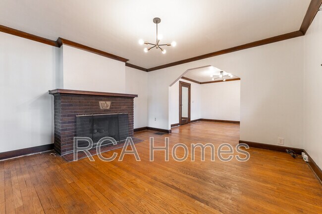 Building Photo - 4908 E 10th St