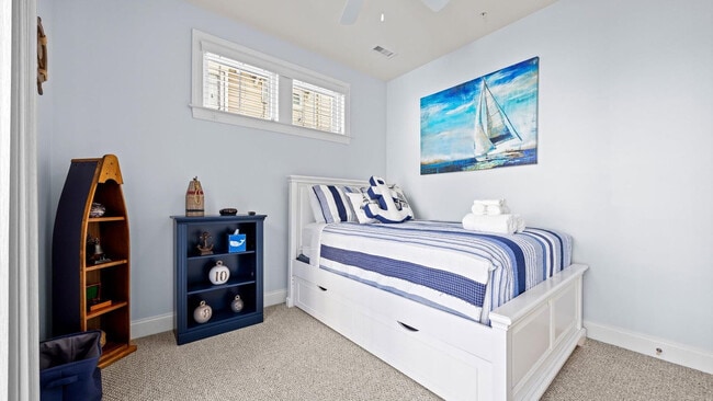 Building Photo - 701 E 8th St