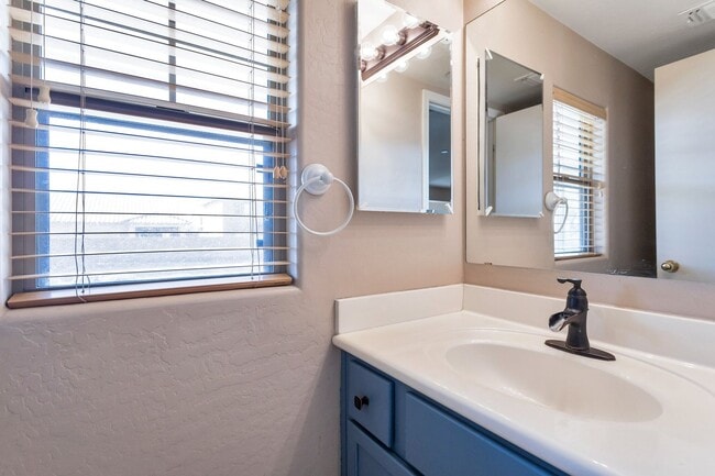 Building Photo - Welcome to this beautiful 3 bedroom, 2.5 bathroom home located in Avondale, AZ