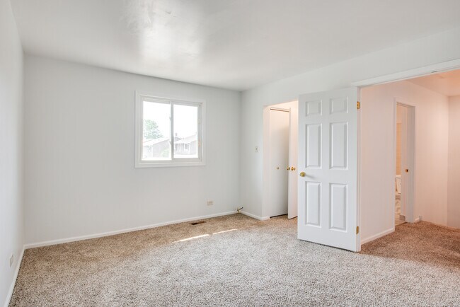 Building Photo - 889 Heatherbrook Ct