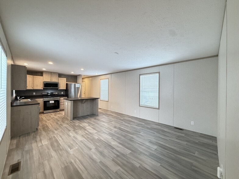 Building Photo - 29773 W Deerfield Ct