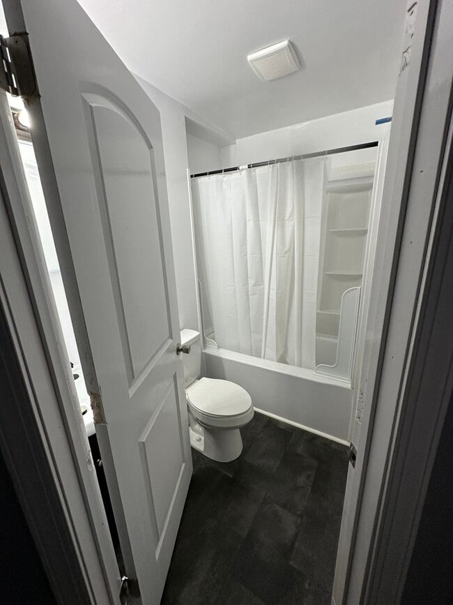 Building Photo - 3 bed 2 bath house on North Side! All electric, Central Air, laundry included, big yard