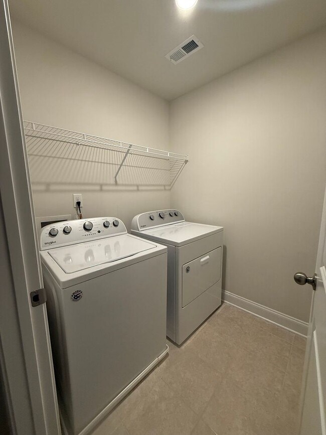 Building Photo - FIRST MONTH RENT IS ON US!! Three Bedroom ...