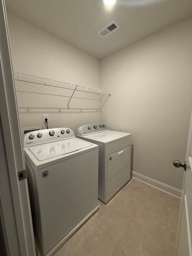 Building Photo - HALF OFF FIRST MONTH RENT!! Three Bedroom ...