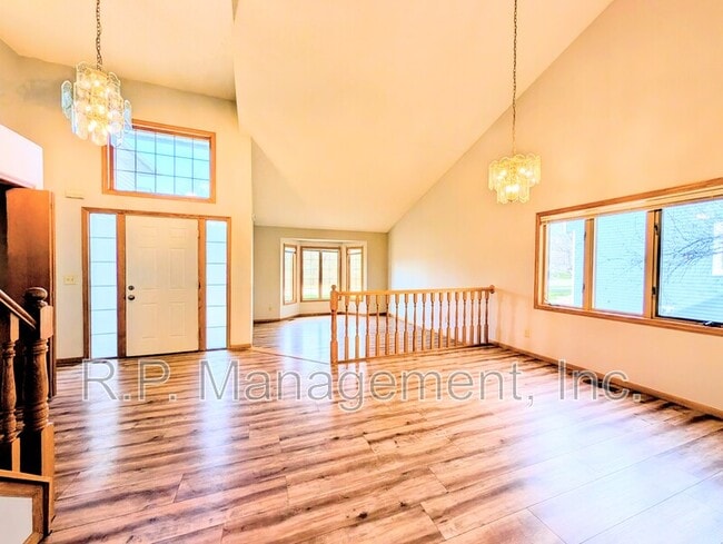 Building Photo - 9200 Parkside Dr