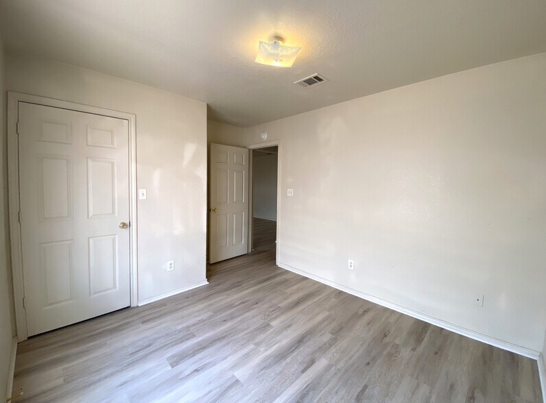 Building Photo - 2801 Cantabrian Dr