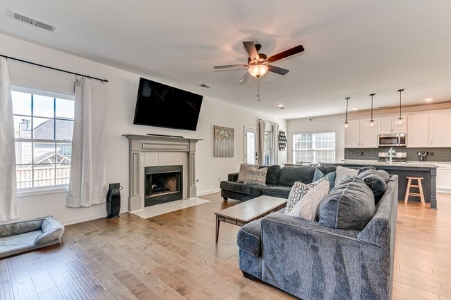 Building Photo - Two Story home in Quaker Knoll! Ready now !