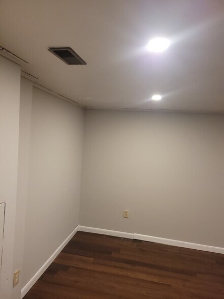 Building Photo - 872 Upholland Ln