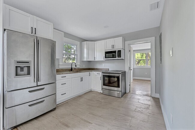 Building Photo - ***TWO WEEKS FREE*** Charming 2BR Home for Rent in Jacksonville