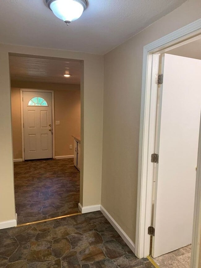Building Photo - Close to Drury University and OTC!