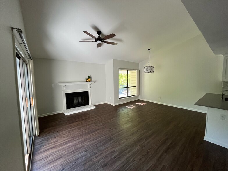 Building Photo - 132 Manhattan Ct