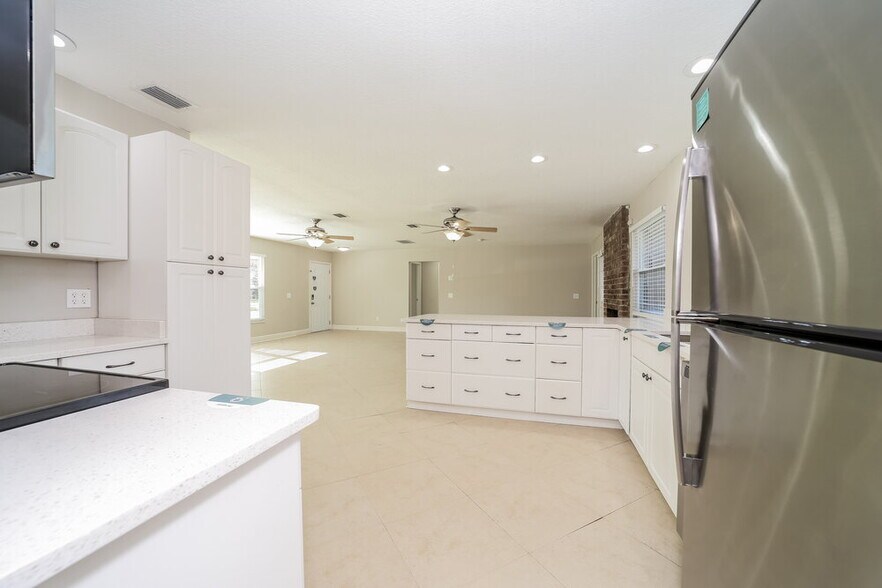 Building Photo - 3127 Watson Dr S