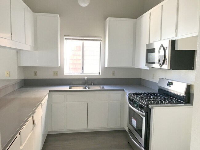 Building Photo - 1158 Cypress Ave