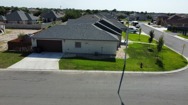 Building Photo - 400 Pitaya Ln