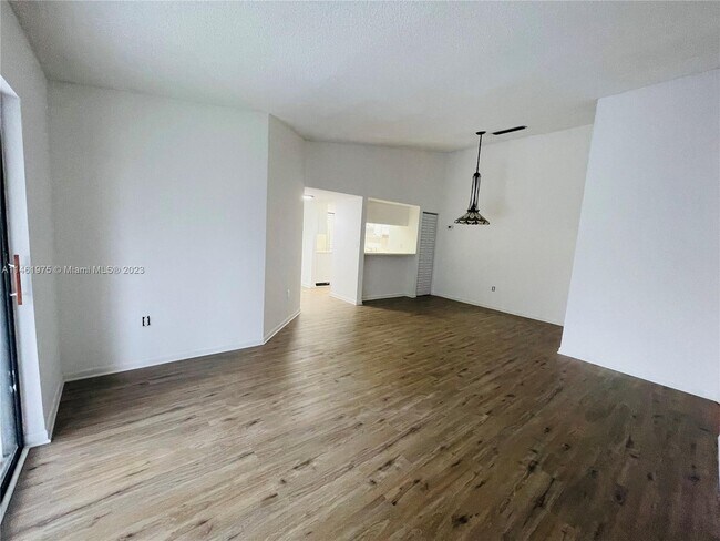 Building Photo - 925 NE 199th St