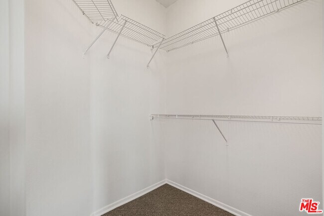 Building Photo - 6400 Crescent Prk E