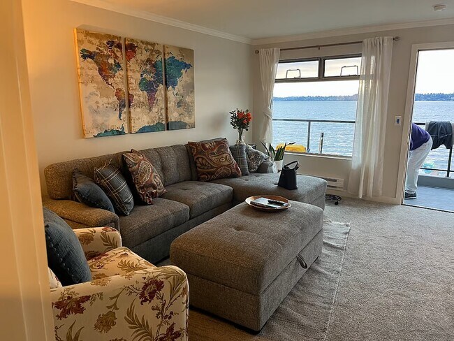 Building Photo - 425 Lake St S