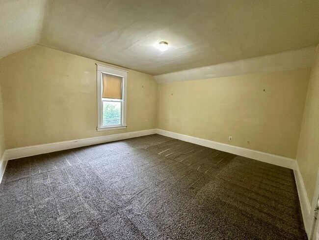 Building Photo - Charming 3 Bedroom Portland Home!