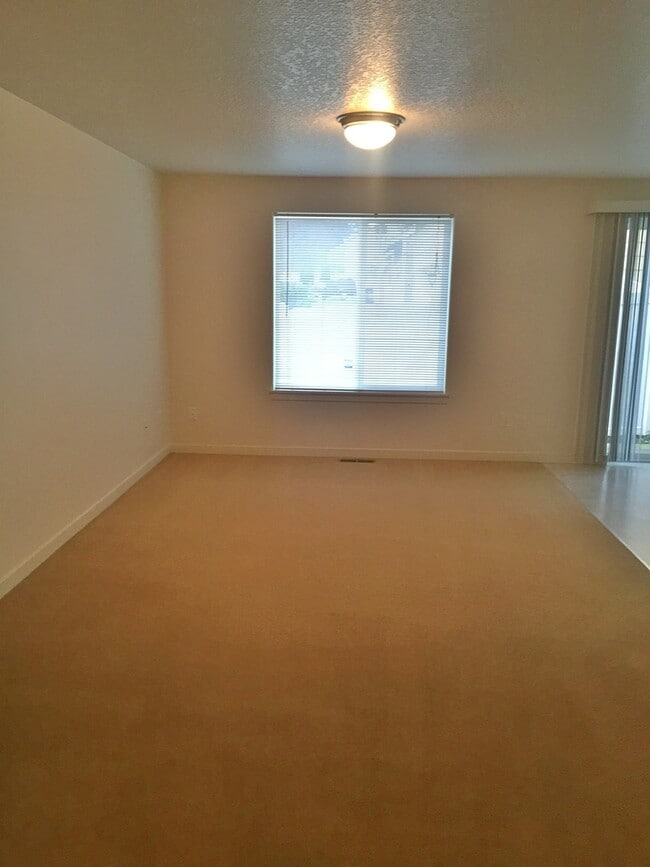 Building Photo - Available 3/23! Spacious 3 Bed/2.5 Bath Home in VAN MALL Area!