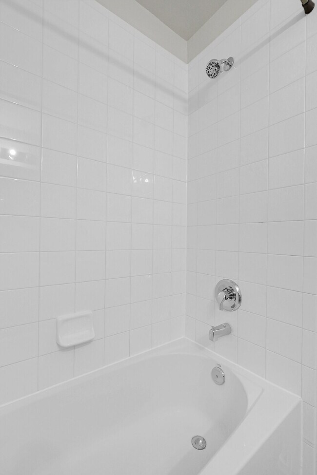 Building Photo - $2,100.00, 2 bed, 2 bath Condo with detach...