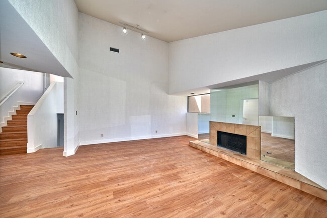 Building Photo - 414 Village Square N