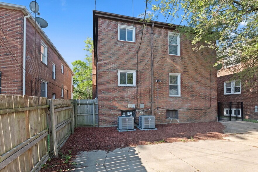 Building Photo - 7055 Dartmouth Ave